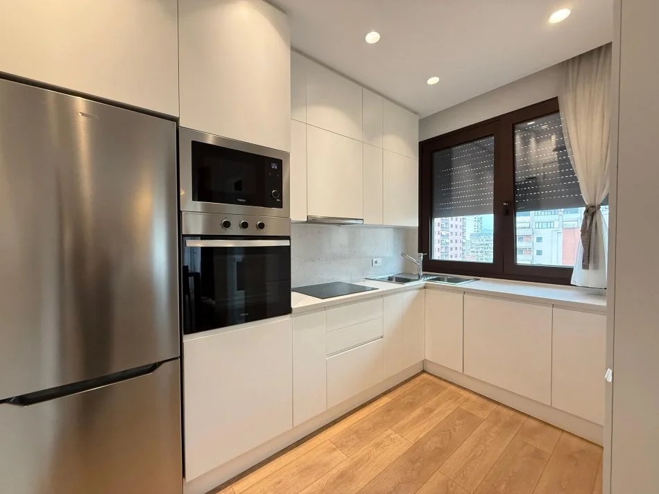 Tirane, jepet me qera apartament duplex 3+1+Ballkon Kati 5, 140 m² 1.500 € (Rr. e Barrikadave)