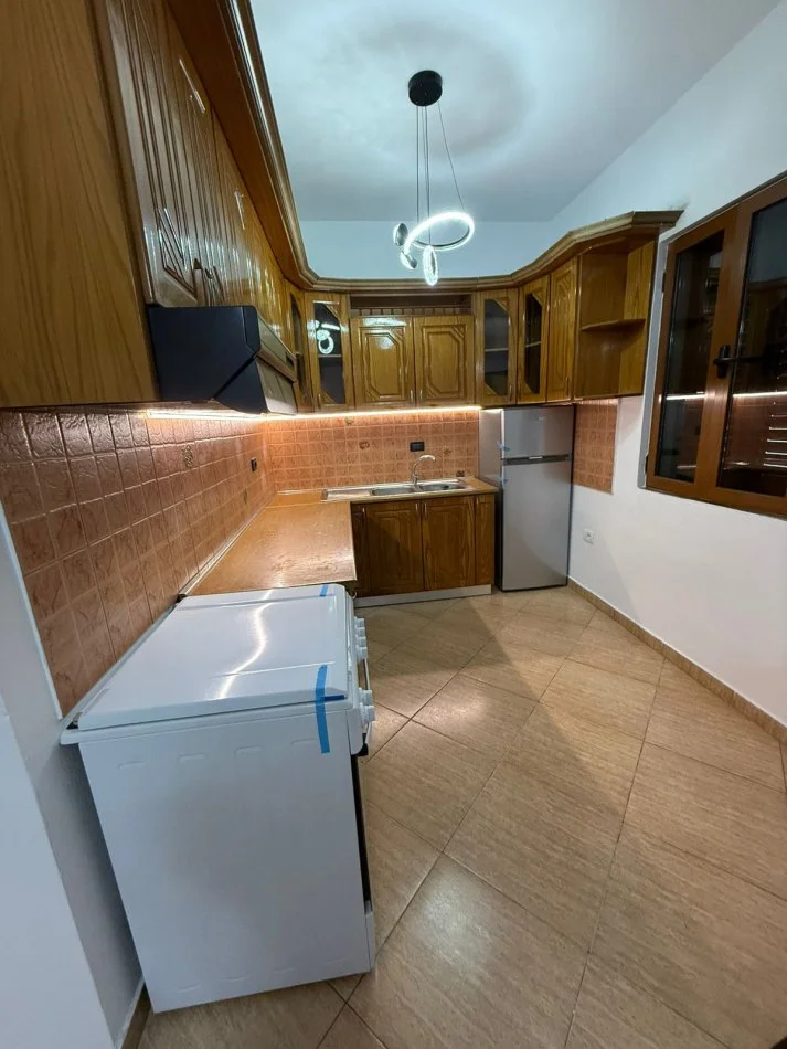 Tirane, jepet me qera apartament 2+1 , 120 m² 500 € 