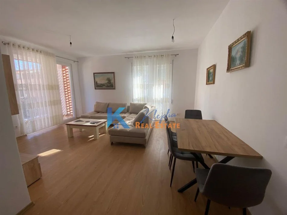 Tirane, jap me qera apartament 2+1+Ballkon Kati 3, 100 m² 650 € (Rruga e Dibres, mbi QSUT)