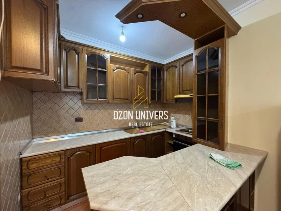 Tirane, jepet me qera apartament 2+1+Ballkon Kati 4, 111 m² 600 € (Ish Ekspozita)