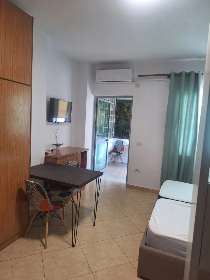 Tirane, jepet me qera garsonier 1+1 Kati 2, 45 m² 400 € (Rr Durresit / Ambasadat)