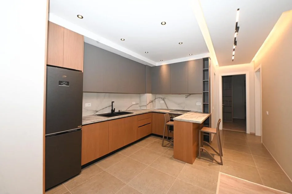 Tirane, jepet me qera apartament 2+1+Ballkon Kati 7, 125 m² 1.300 € (Kompleksi Delijorgji)