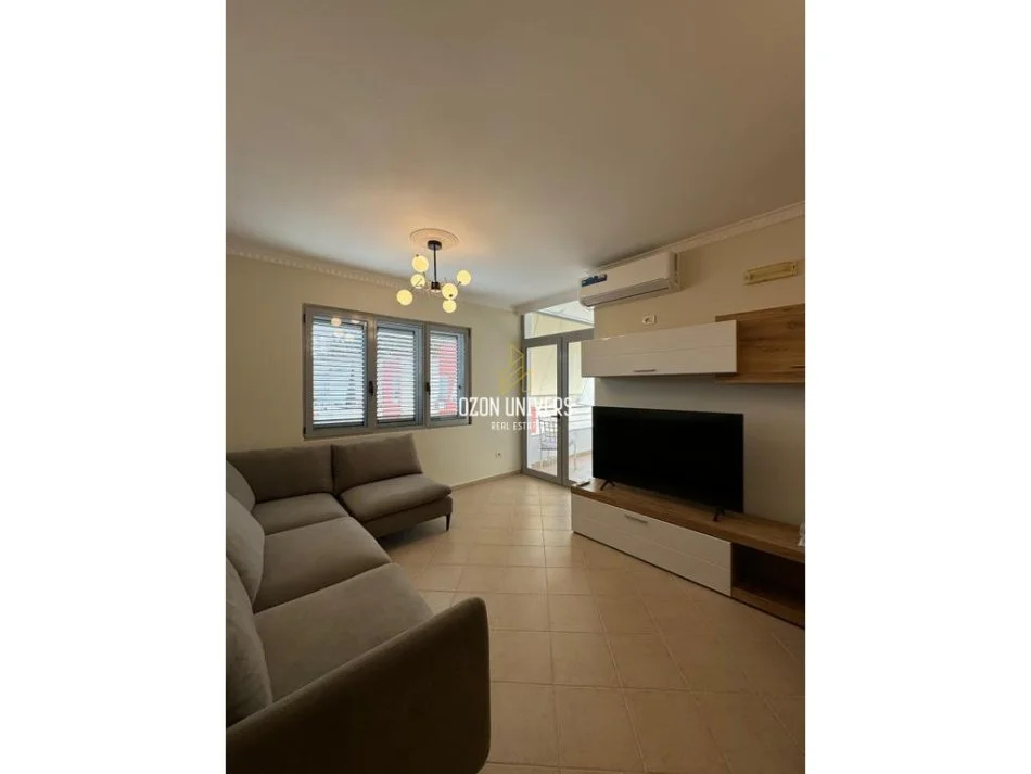 Tirane, jepet me qera apartament 3+1 Kati 5, 90 m² 550 € (fresku)