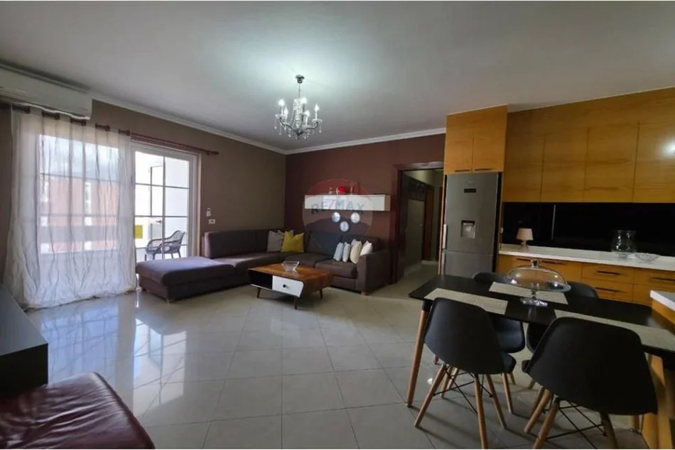 Tirane, jepet me qera apartament 2+1+Aneks+Ballkon Kati 3, 100 m² 750 € (Prane PAllatit me Shigjeta)