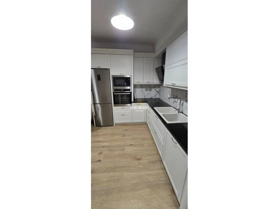 Tirane, jepet me qera apartament 1+1+Ballkon Kati 3, 65 m² 750 € (Komuna e Parisit, tek Lulishtja Tirana, Albania)