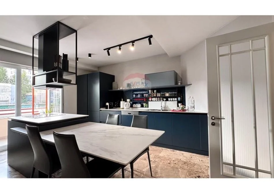 Tirane, jepet me qera apartament 3+1+Aneks+Ballkon , 200 m² 1.000 € (Rruga 5 Maji)