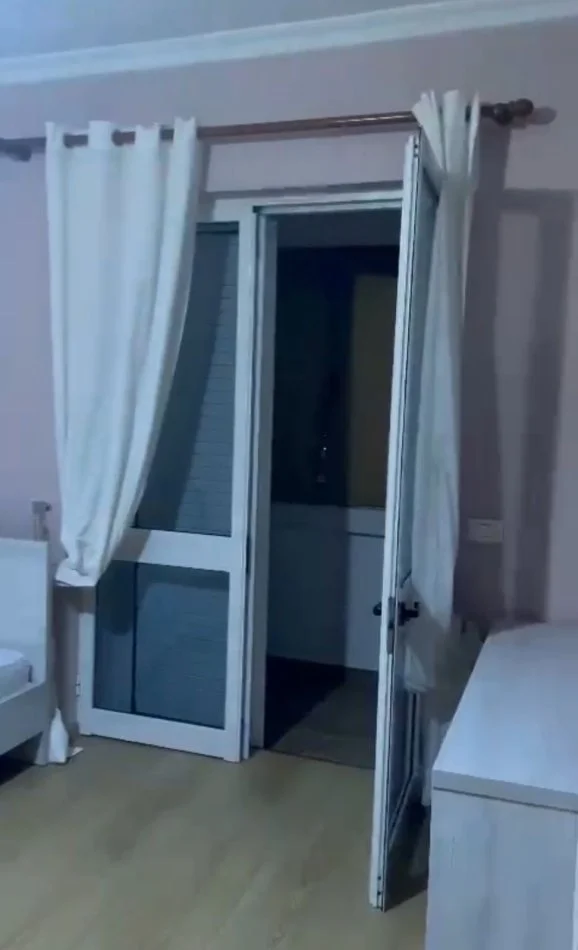 Tirane, jepet me qera apartament 2+1+Ballkon Kati 3, 87 m² 650 € (ZOGU I ZI)