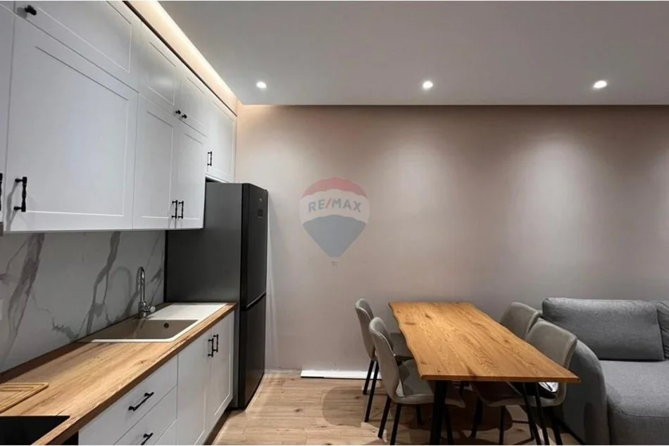 Tirane, jepet me qera apartament 1+1+Ballkon Kati 4, 70 m² 850 € (Garda)