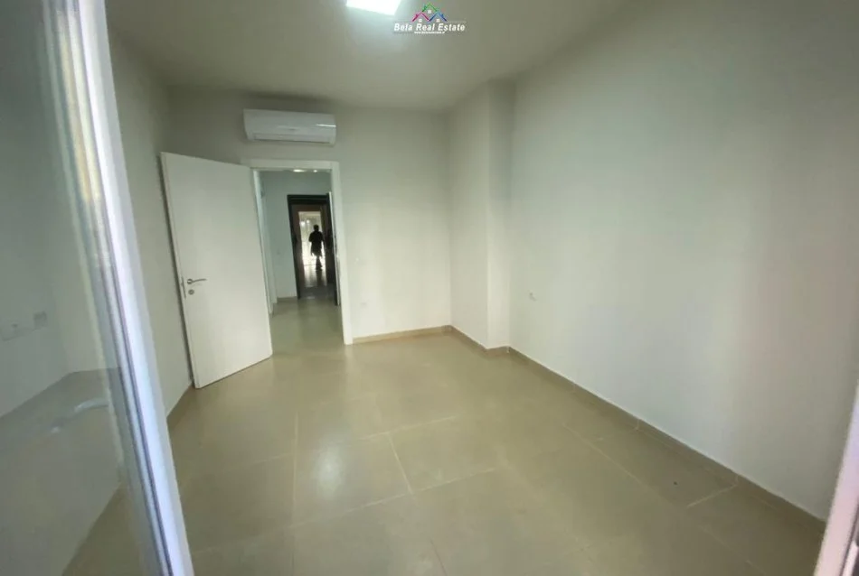 Tirane, jepet me qera zyre Kati 2, 93 m² 1.000 € (prane Universitetit Marin Barleti)