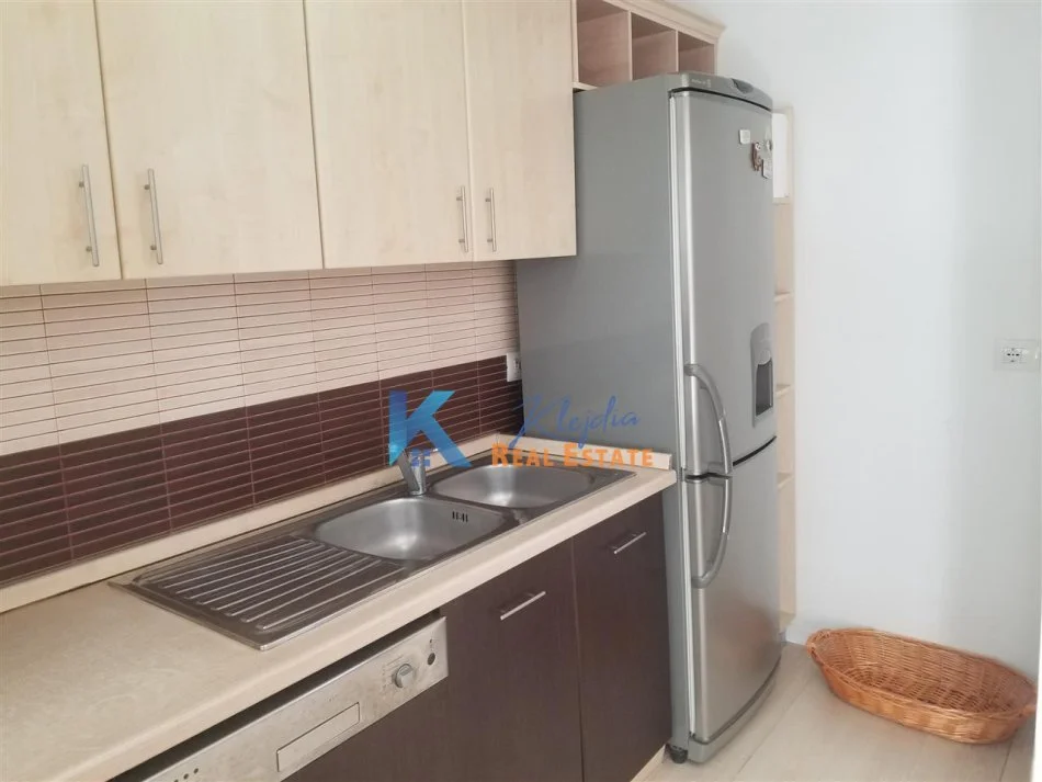 Tirane, jap me qera apartament 2+1+Ballkon Kati 3, 112 m² 800 € (Pallatet Agimi)