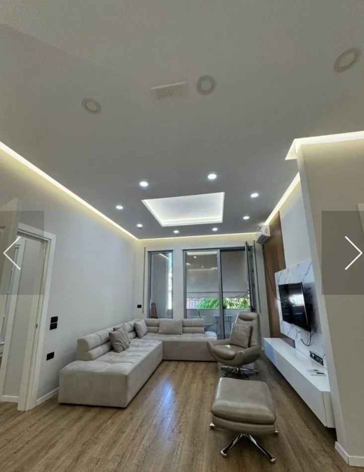 Tirane, jepet me qera apartament 2+1+Ballkon Kati 2, 130 m² 1.000 € (Pazari i Ri)