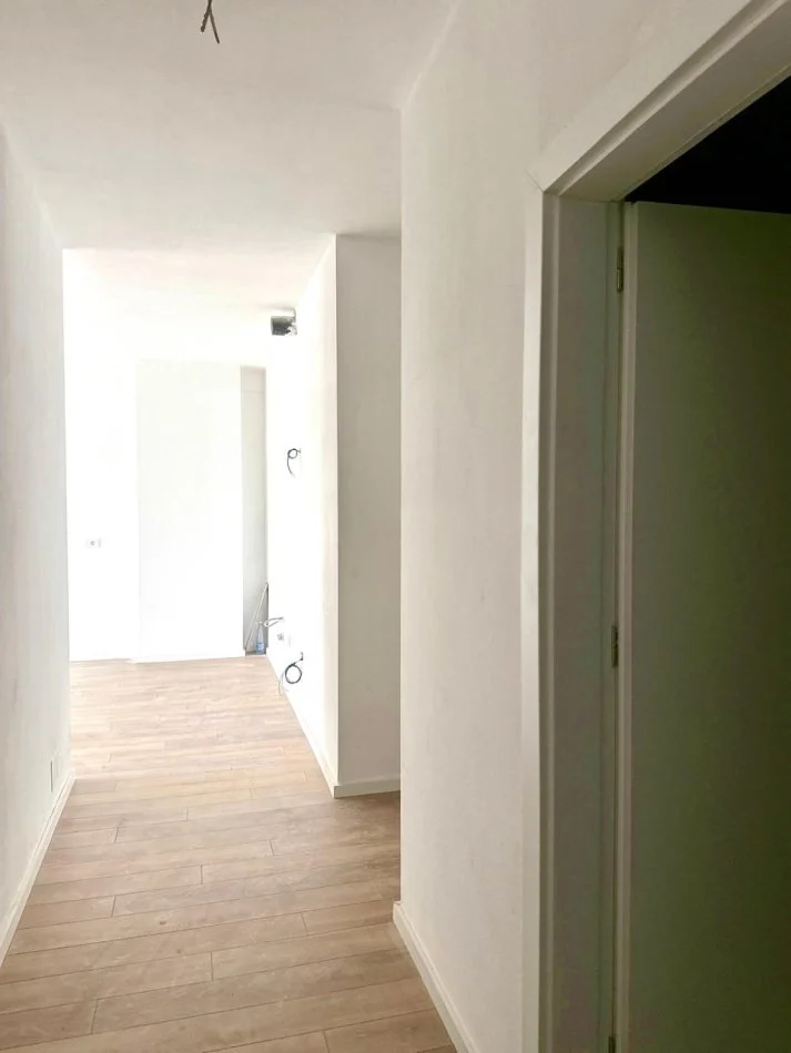 Tirane, jepet me qera zyre Kati 6, 116 m² 900 € (Mine Peza)