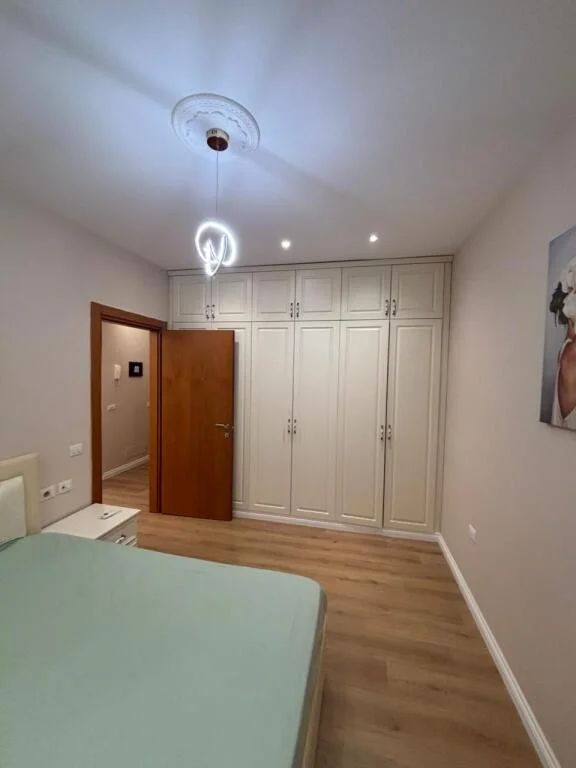 Tirane, jepet me qera apartament 1+1+Ballkon Kati 6, 70 m² 600 € (Pallati Tibo)