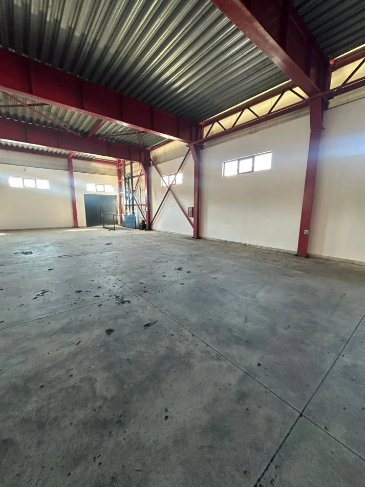 Tirane, jepet me qera magazine Kati 0, 1.500 m² 6.000 € (Vaqarr)