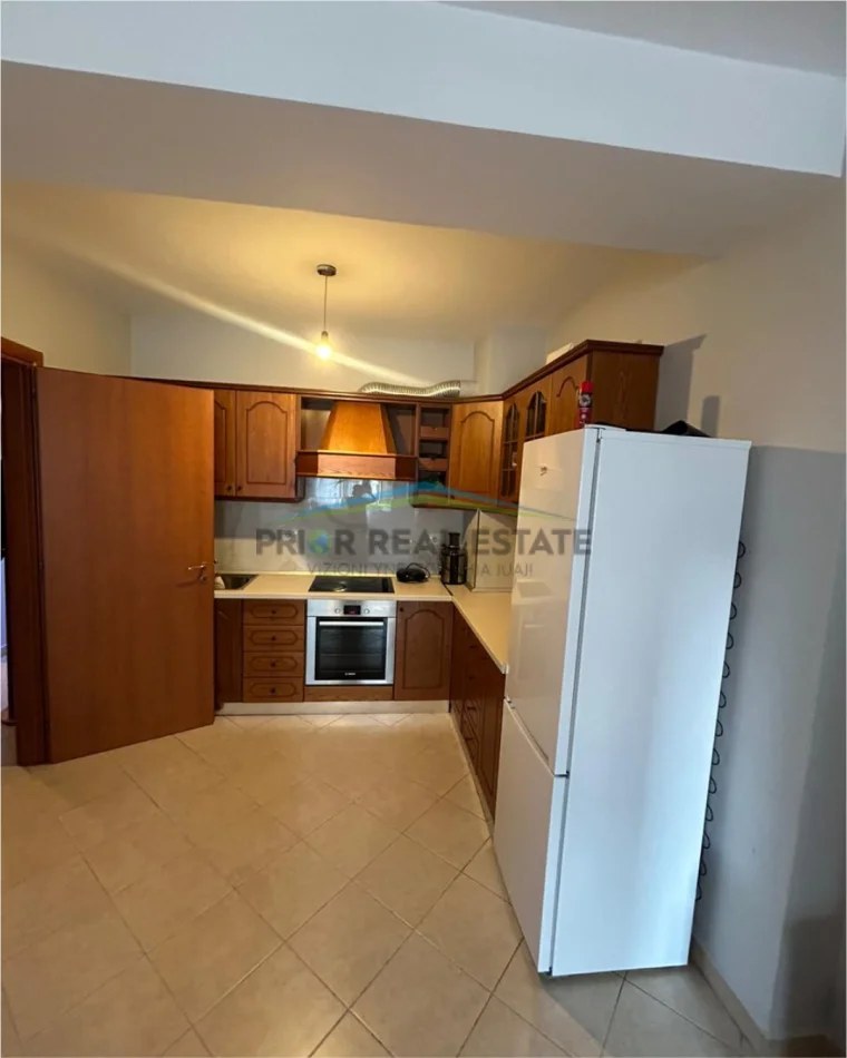 Tirane, jepet me qera 2+1+2 Kati 4, 105 m²  70.000ALL (Komuna e Parisit)