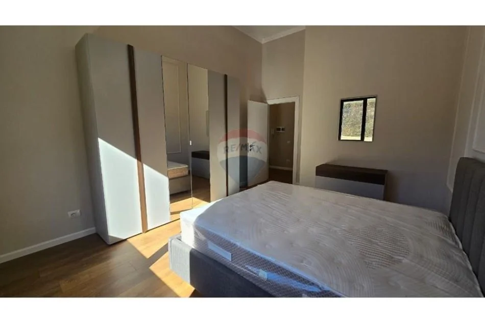 Tirane, jepet me qera apartament 1+1+Ballkon Kati 1, 70 m² 650 € (Liqeni i Thate)