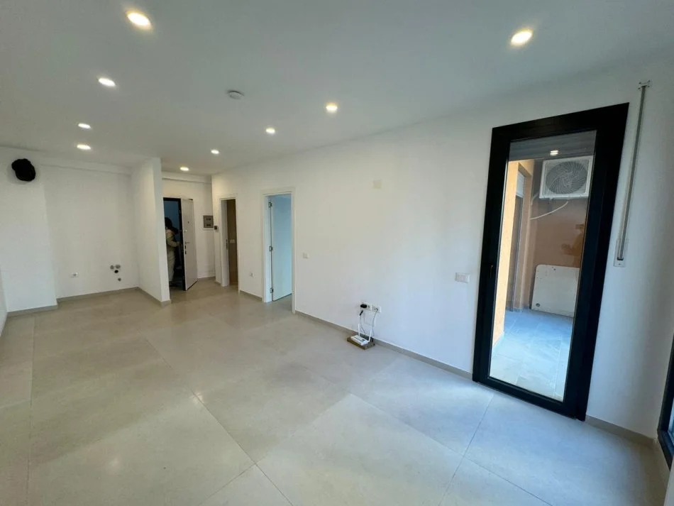 Tirane, jepet me qera zyre Kati 3, 68 m² 500€ (Rruga Kongresi i Manastirit)
