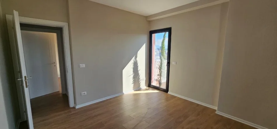 Tirane, jepet me qera zyre Kati 6, 160 m² 1.800 € (Garden Building)