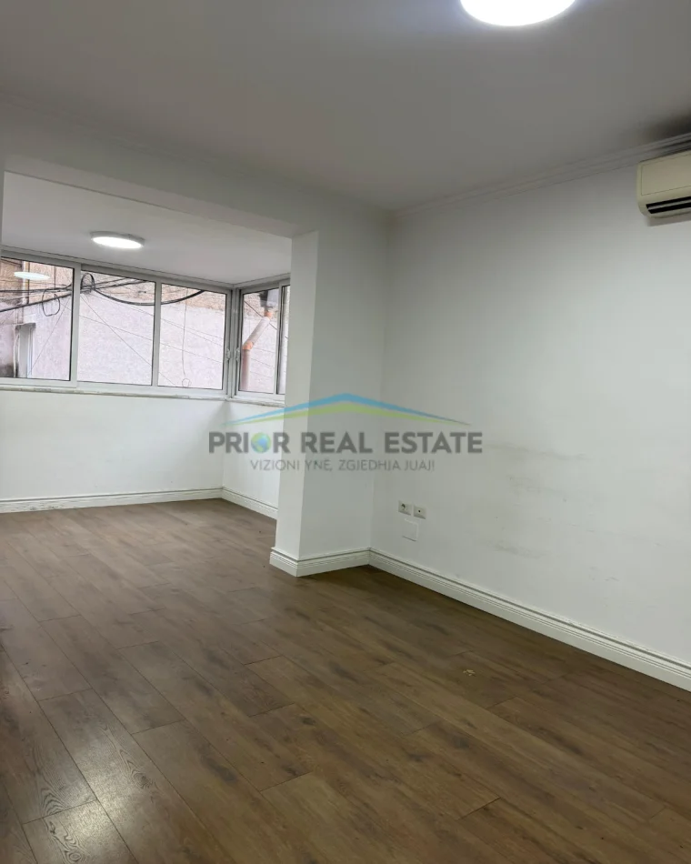 Tirane, jap me qera Ambient Biznesi  Kati 2, 120 m² 1.100 € (Sheshi Willson)