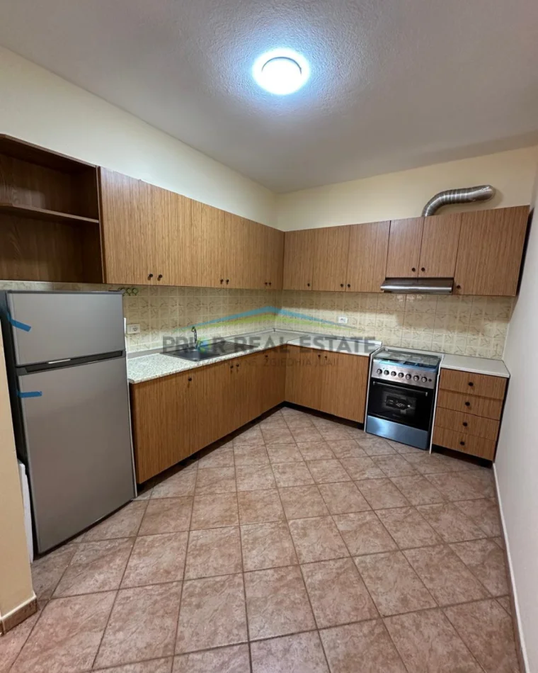 Tirane, jepet me qera apartament 2+1+2 Kati 4, 118 m² 75.000 ALL (Komuna e Parisit)