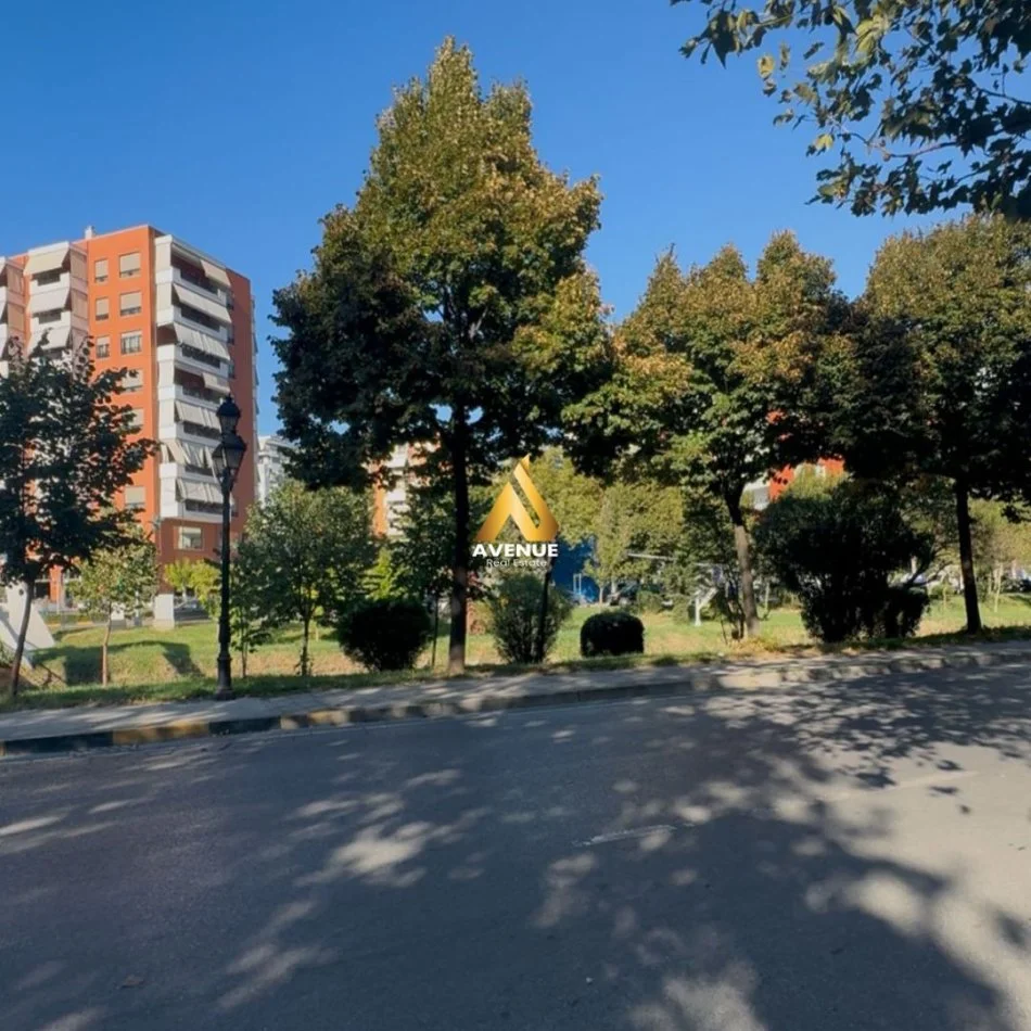 Tirane, jepet me qera dyqan Kati 0, 30 m² 700 € (bulevardi bajram curi)