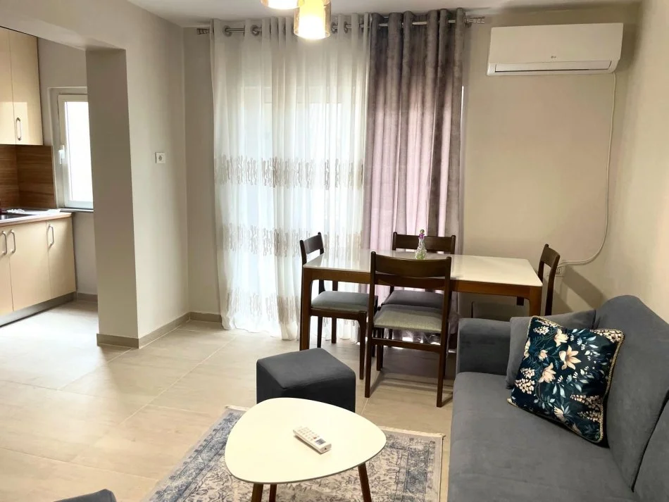 Tirane, jepet me qera apartament 2+1+Ballkon Kati 5, 100 m² 62,000 Leke  (Rruga Fortuzi)