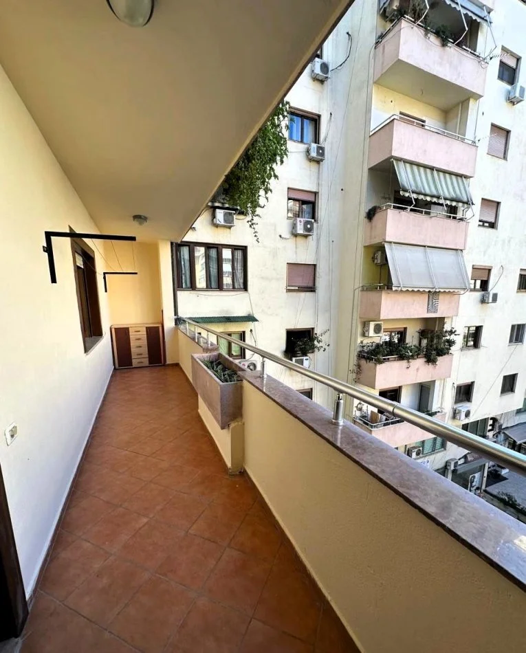 Tirane, jepet me qera apartament 2+1+Ballkon Kati 4, 118 m² 700 € (Komuna e Parist)