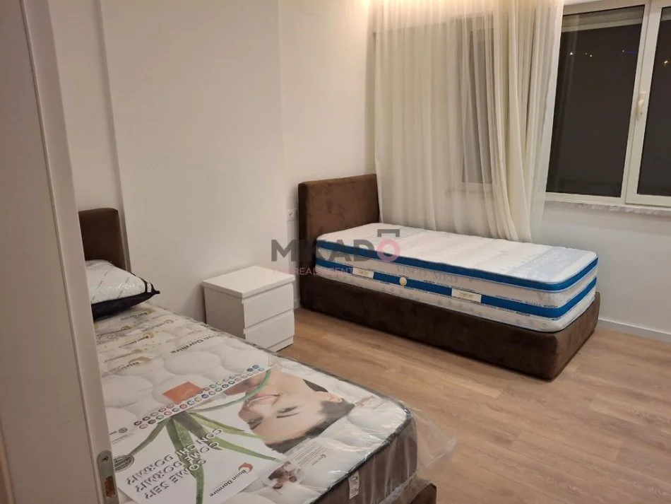 Tirane, jepet me qera apartament 3+1+Aneks+Ballkon Kati 2, 131 m² 1.100 € (Liqeni i Thate)