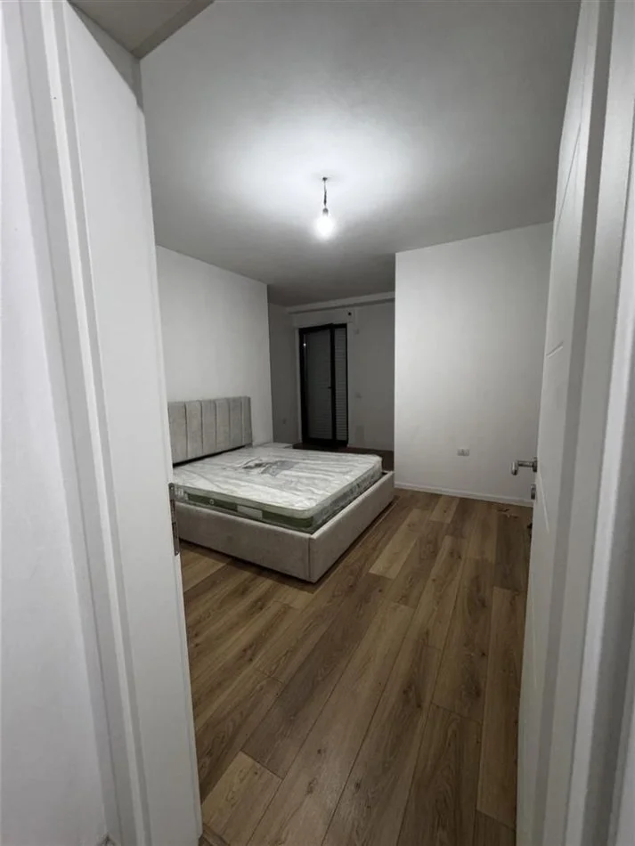 Tirane, jepet me qera apartament 1+1+Ballkon Kati 4, 98 m² 500 € ( Pranë Concorde Center)
