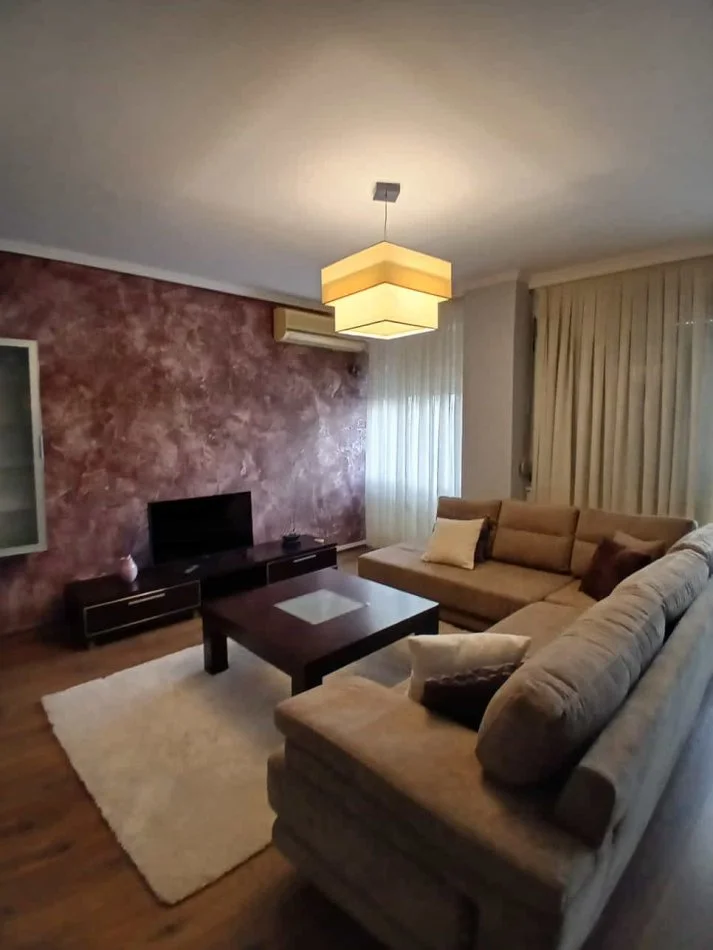 Tirane, jepet me qera apartament 2+1 Kati 8, 120 m² 800 € (Rruga e Dibres)