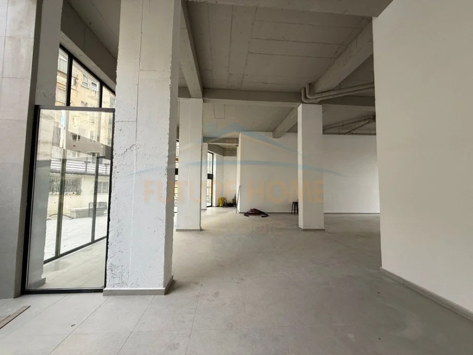 Tirane, jepet me qera ambjent biznesi Kati 0, 418 m² 5.000 € (Rezidenca “Eshli”, Brryl)