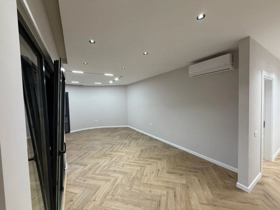 Tirane, jepet me qera zyre Kati 6, 128 m² 1.000 € (Astir/Oasis Rezidence)