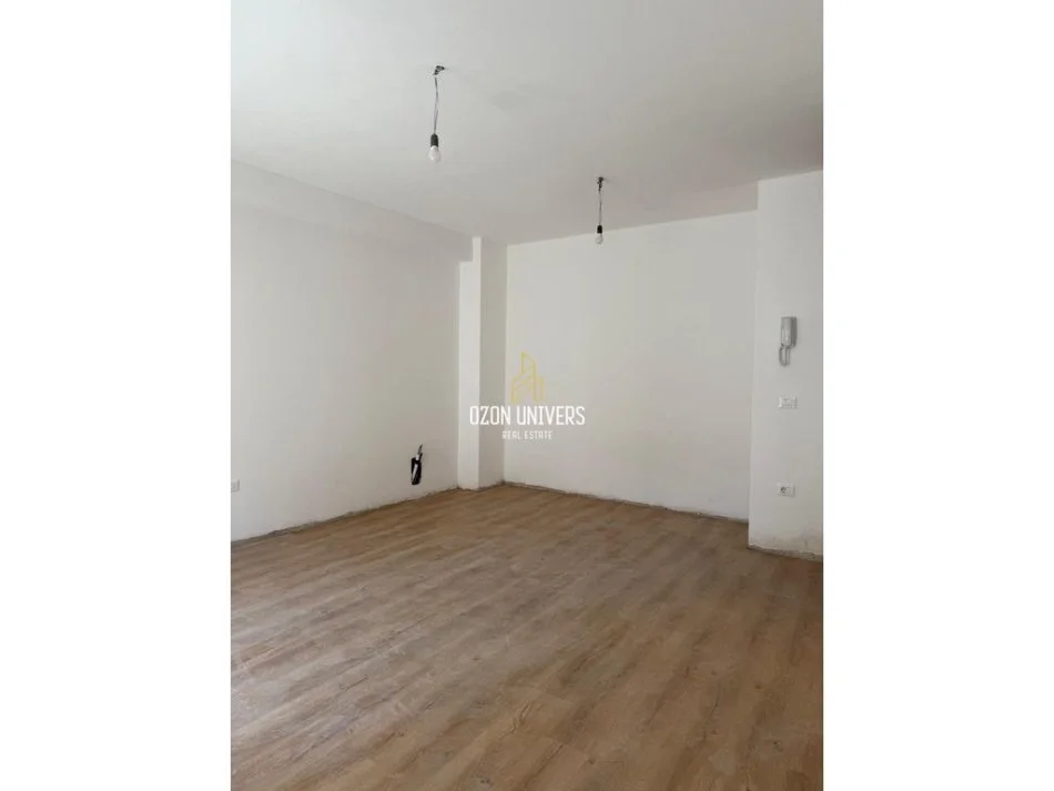 Tirane, jepet me qera apartament 1+1+Ballkon Kati 4, 65 m² 450 € (Laprakë)