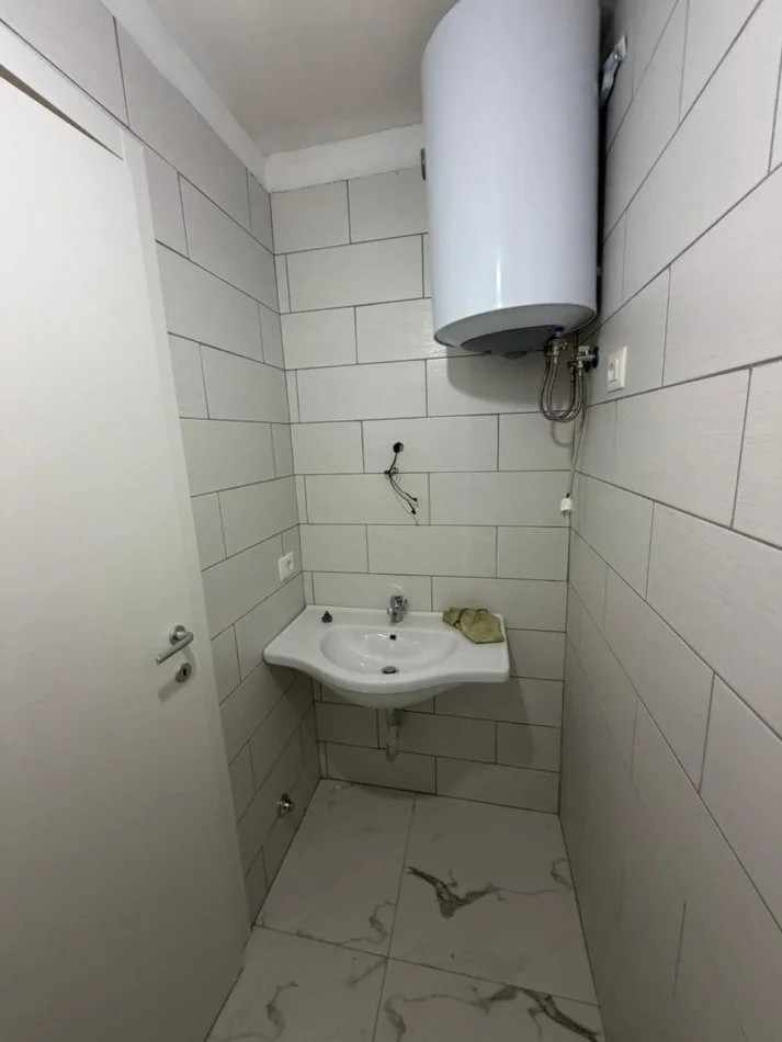 Tirane, jepet me qera zyre Kati 2, 50 m² 400 € (Rruga Jordan Misja)
