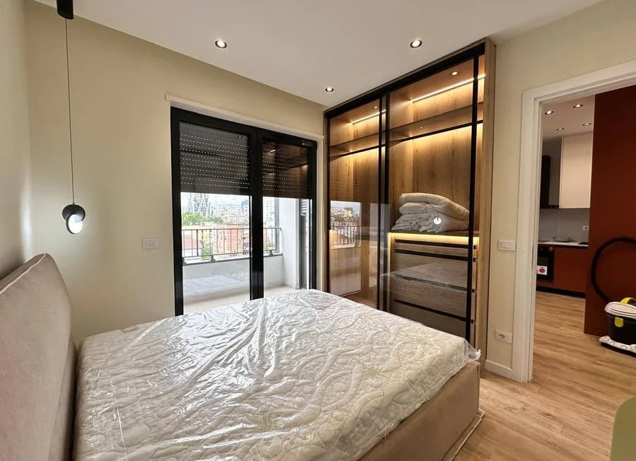 Tirane, jepet me qera apartament 1+1 , 75 m² 650 € 