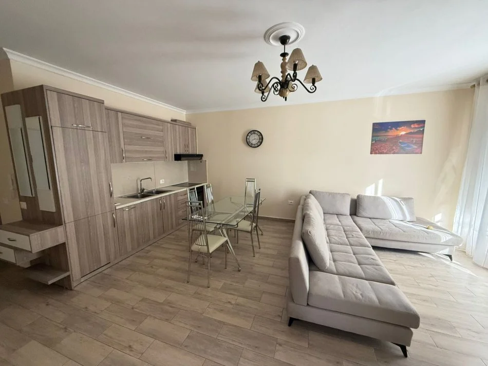 Tirane, jepet me qera apartament 1+1 Kati 1, 70 m² 550 € (Rruga e Dibres)