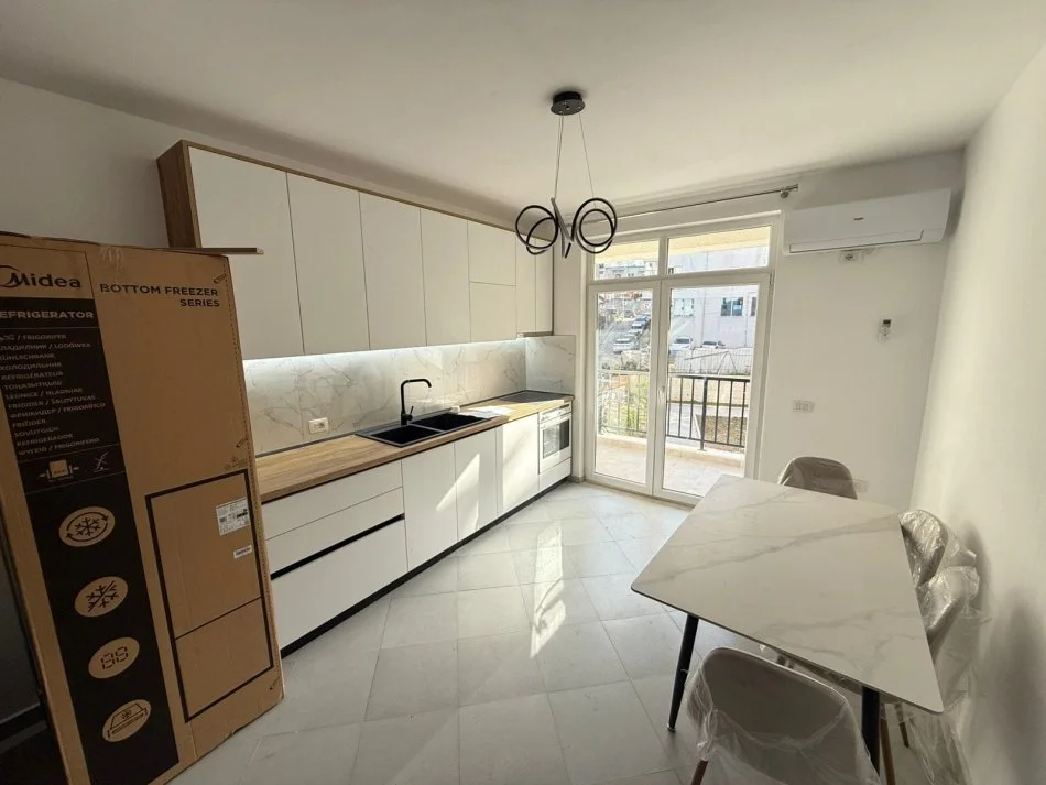 Tirane, jepet me qera apartament 1+1 Kati 1, 52 m² 500 € (RRuga e Dibres)