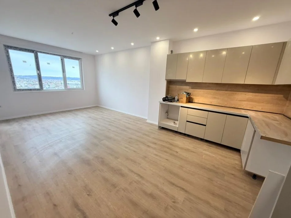 Tirane, shitet apartament 2+1+Ballkon Kati 8, 90 m² 121.500 € (Univers City)