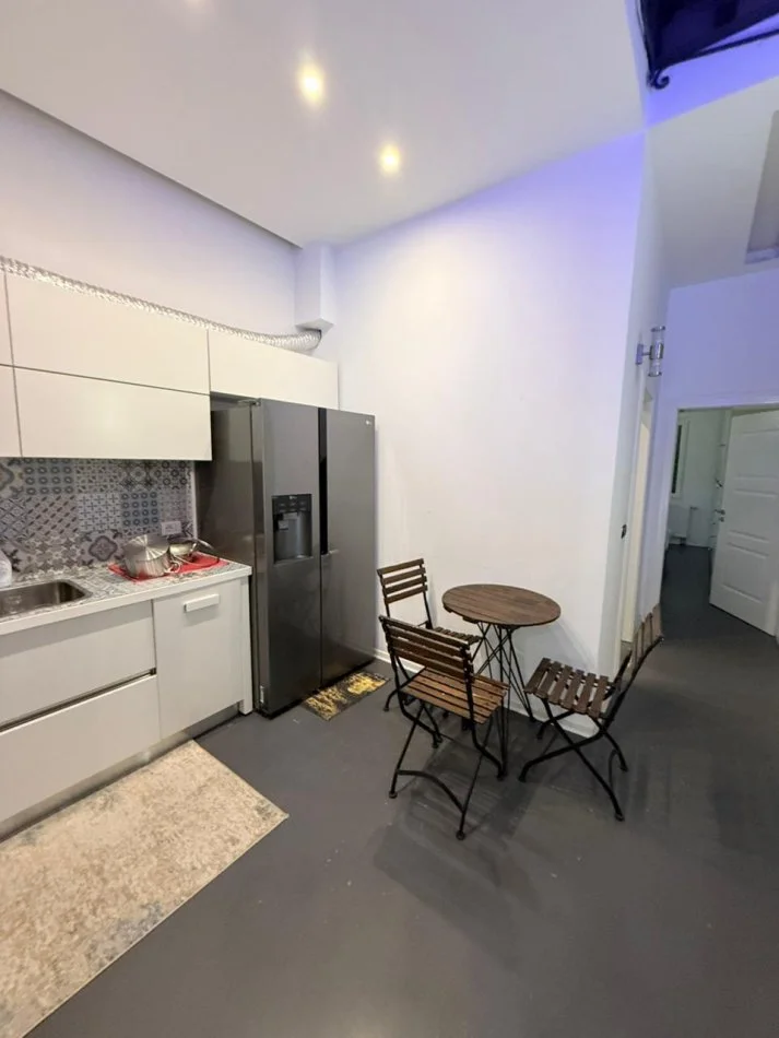 Tirane, jepet me qera apartament 2+1 , 150 m² 1.300 € (blloku)