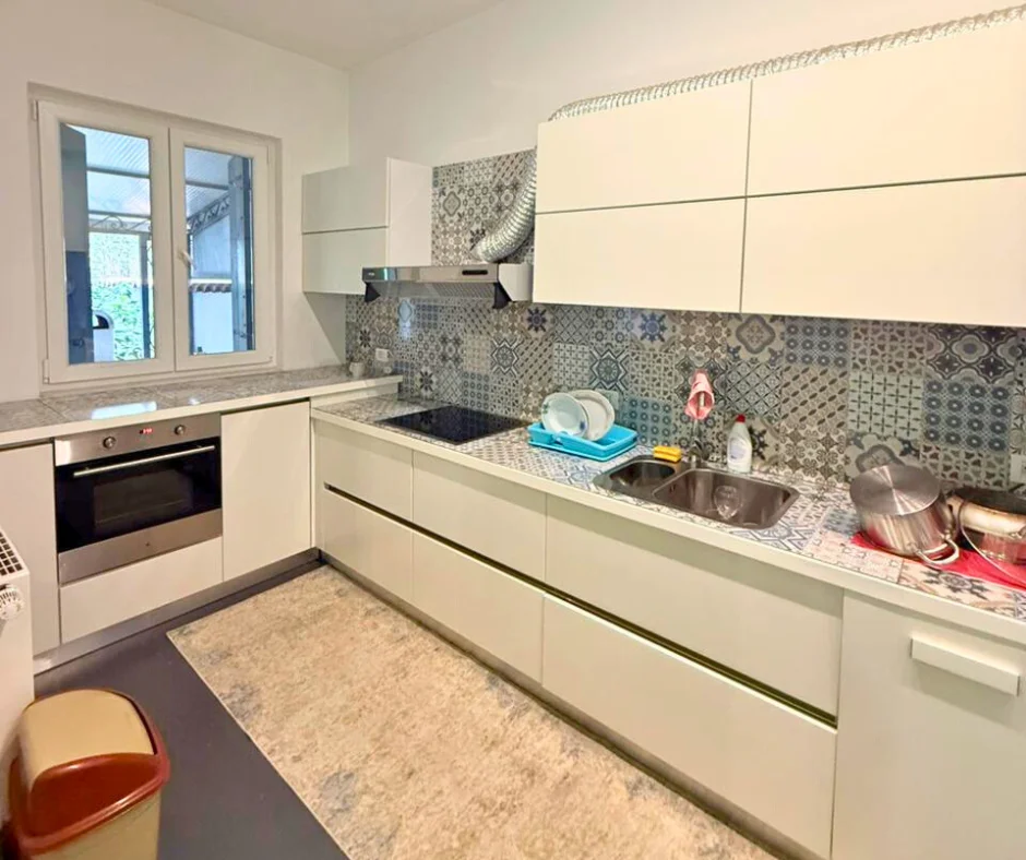 Tirane, jepet me qera shtepi 2+1 Kati 0, 160 m² 1.300 € (Gjimnazi Petro Nini)