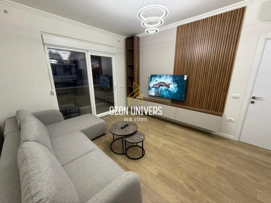 Tirane, jepet me qira apartament 1+1+Ballkon Kati 1, 67 m² (Komuna e Parisit)