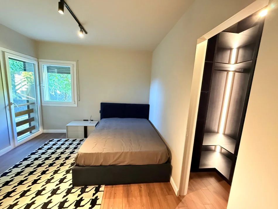 Tirane, shitet apartament 3+1+Ballkon Kati 2, 170 m² 500.000 € (Long Hill)