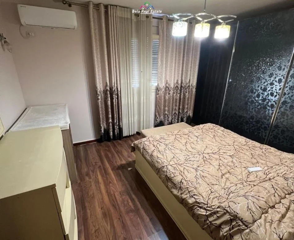 Tirane, jepet me qera apartament 3+1 Kati 5, 140 m² 625 € (Rruga Muhamet Gjollesha)