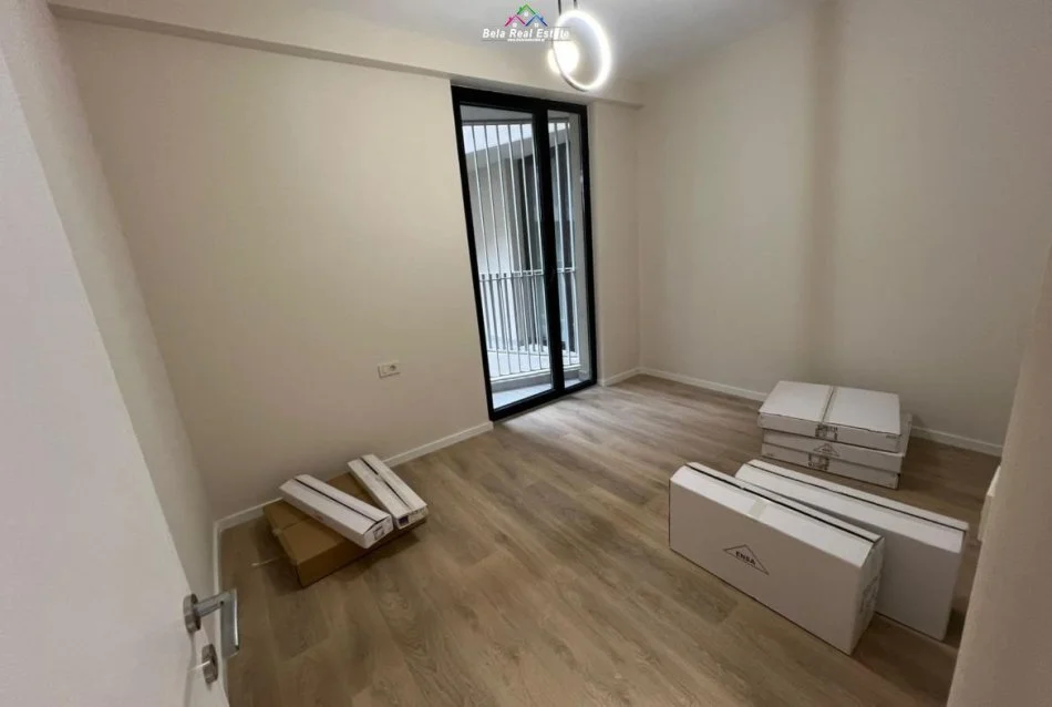Tirane, jepet me qera zyre Kati 8, 116 m² 830 € (Rruga Mine Peza)
