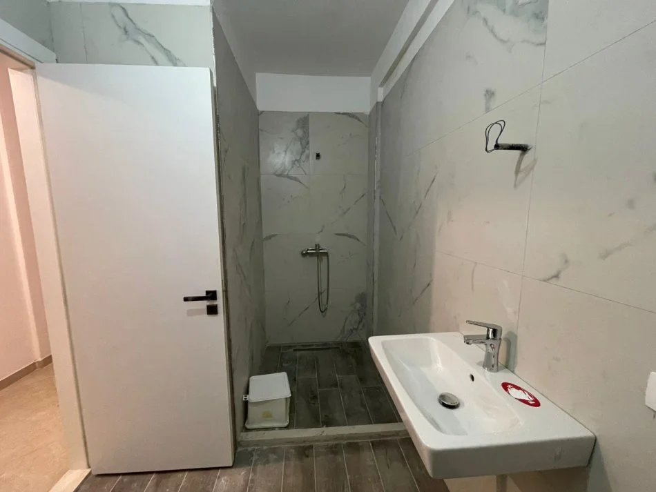 Tirane, shes apartament 2+1 Kati 3, 118 m² 207.700 € (Rruga Hasan Vogli)