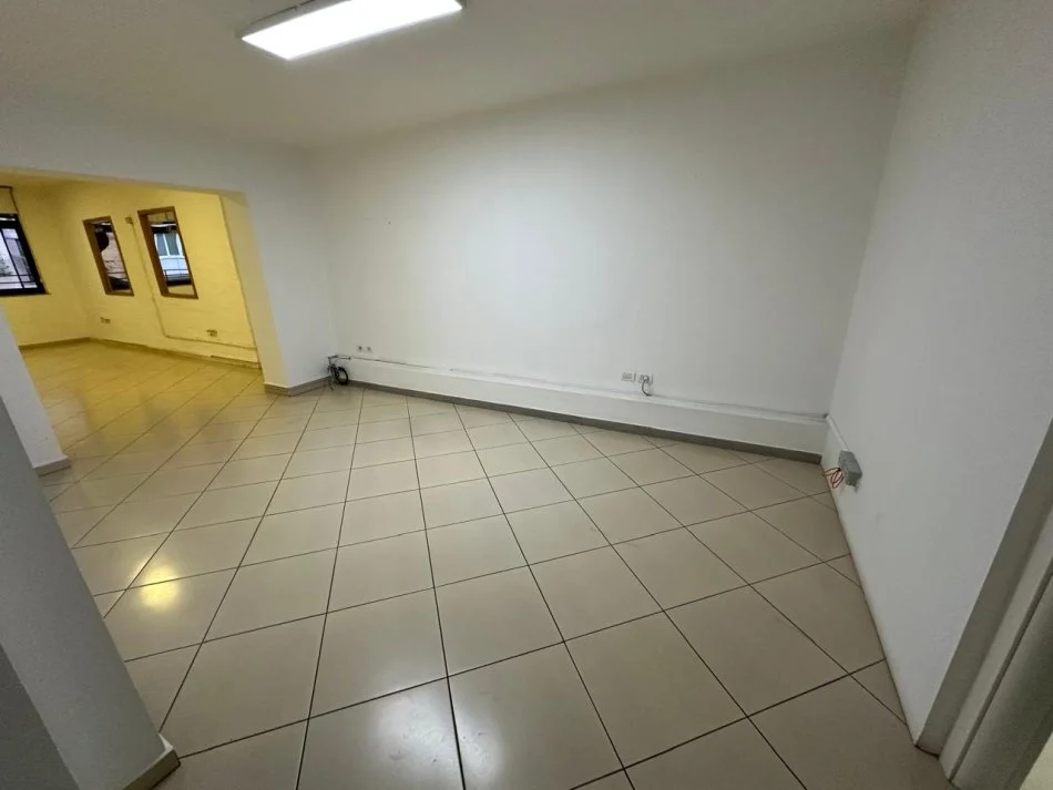 Tirane, jepet me qera ambjent biznesi Kati 2, 84 m² 700 € (Myslym Shyri)