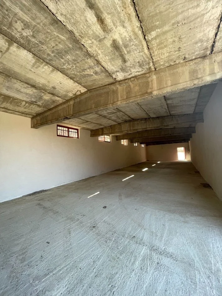 Tirane, jepet me qera magazine Kati 0, 700 m² 1.000 € (Dajt)