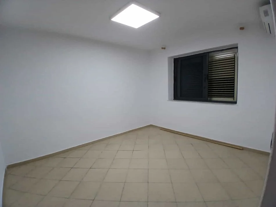 Tirane, jepet me qera zyre Kati 2, 60 m² 620 € (Rruga e Durresit)