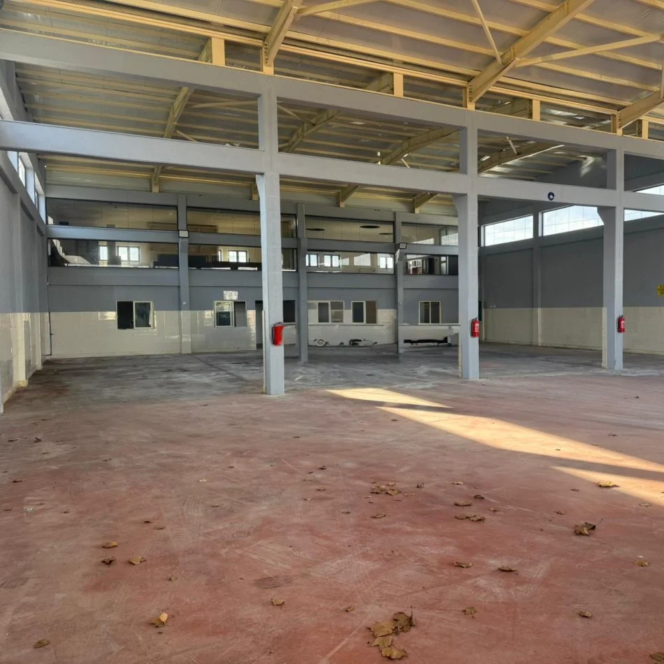 Tirane, jepet me qera ambjent biznesi Kati 0, 3.200 m² 3.200 € (AUTOSTRADA THUMAN-KASHAR)