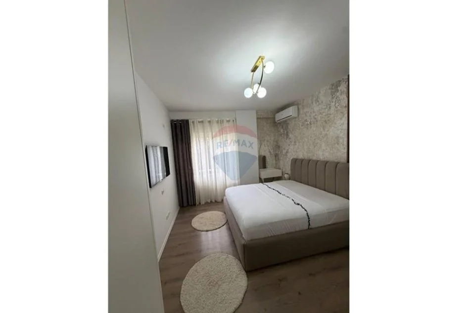 Tirane, jepet me qera apartament 1+1+Ballkon Kati 4, 65 m² 610 € (Radisson Hotel)